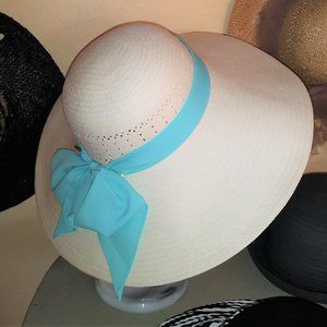 WIDE-BRIM STRAW HAT